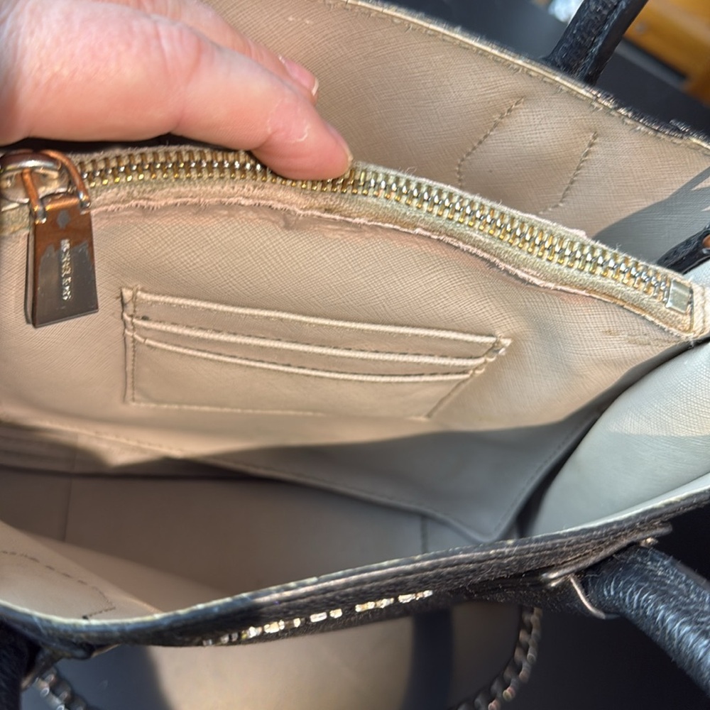 MICHAEL MICHAEL KORS
Extra-Small Leather Crossbody Bag - Picture 6 of 12